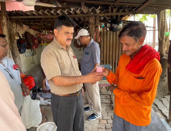 भीषण गर्मी में रेल कर्मियों का सहारा बनी NRMU: ट्रैकमेन और सिग्नल स्टाफ को पिलाया शर्बत, सुनीं समस्याएं