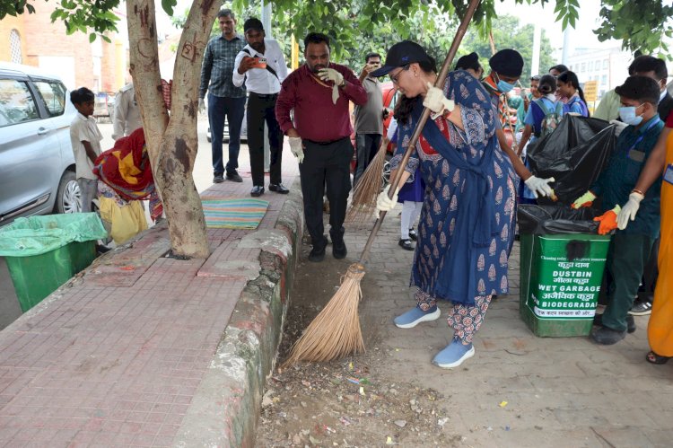 DRM विनीता श्रीवास्तव ने किया मुरादाबाद-बरेली रेलखंड का विंडो ट्रेलिंग निरीक्षण: बरेली जंक्शन पर डिजिटल पेमेंट से खरीदा सुरमा, श्रमदान कर दिया स्वच्छता का संदेश